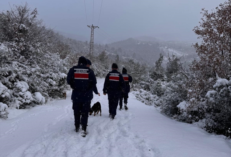 Bursa Jandarmadan İlk Kurtarma: Donmak Üzereki Aile Kurtarıldı