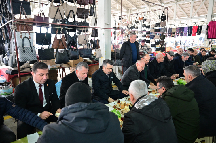 Esnafla kahvaltıda buluşan belediye başkanı