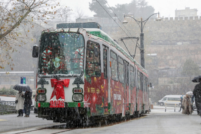 Yeni yıl coşkusu nostaljik tramvay ile kent merkeziyle buluştu