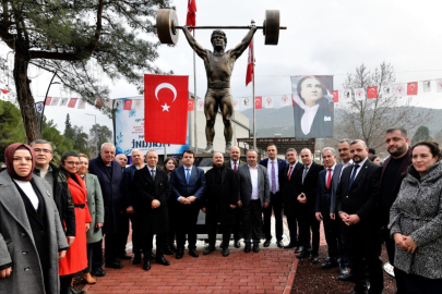 İzmir’de Naim Süleymanoğlu Heykeli Açıldı