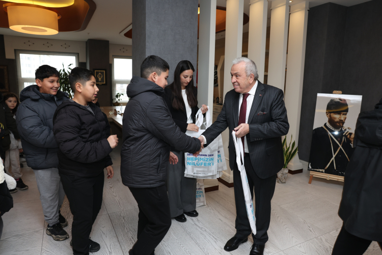 Nilüfer’de Çocuklar Başkan Özdemir’e El Emeği Hediye Etti