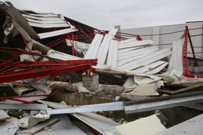 Nilüfer'de İki Kaçak İş Yeri Yıkıldı