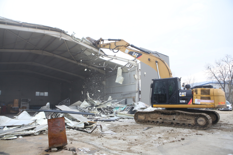 Nilüfer'de İki Kaçak İş Yeri Yıkıldı