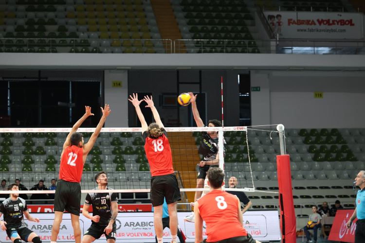 Osmangazi Belediyespor Erkek Voleybol Takımı, Spor Lisesi'ni 3-0 yenerek üst sıralardaki yerini güçlendirdi