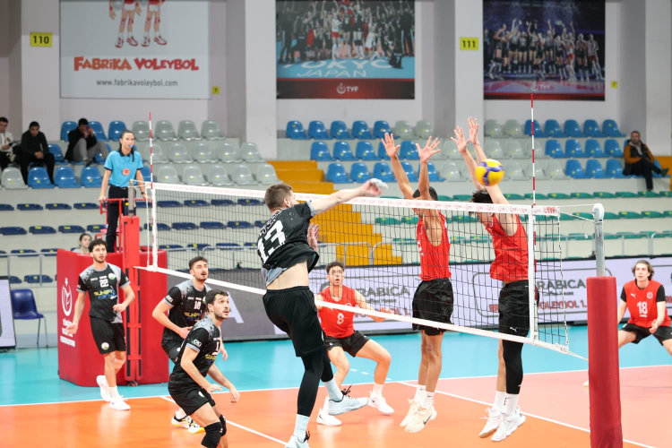 Osmangazi Belediyespor Erkek Voleybol Takımı, Spor Lisesi'ni 3-0 yenerek üst sıralardaki yerini güçlendirdi