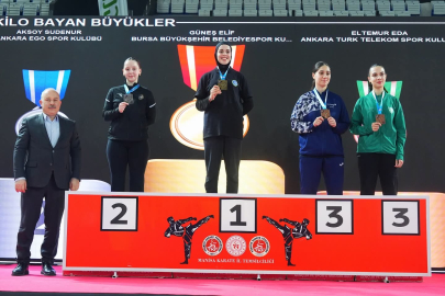 Bursa Büyükşehirli Karateciler Kürsüde