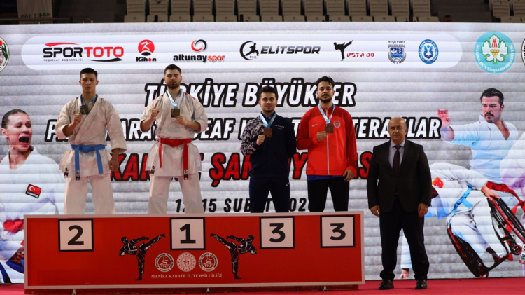 Bursa Büyükşehirli Karateciler Kürsüde