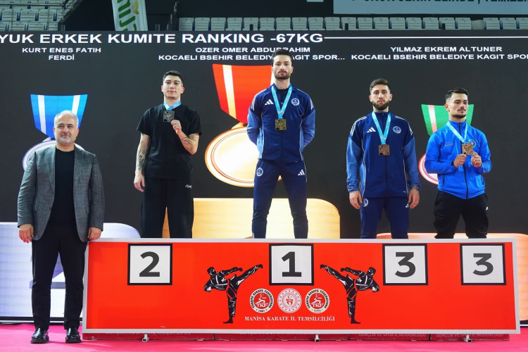 Bursa Büyükşehirli Karateciler Kürsüde