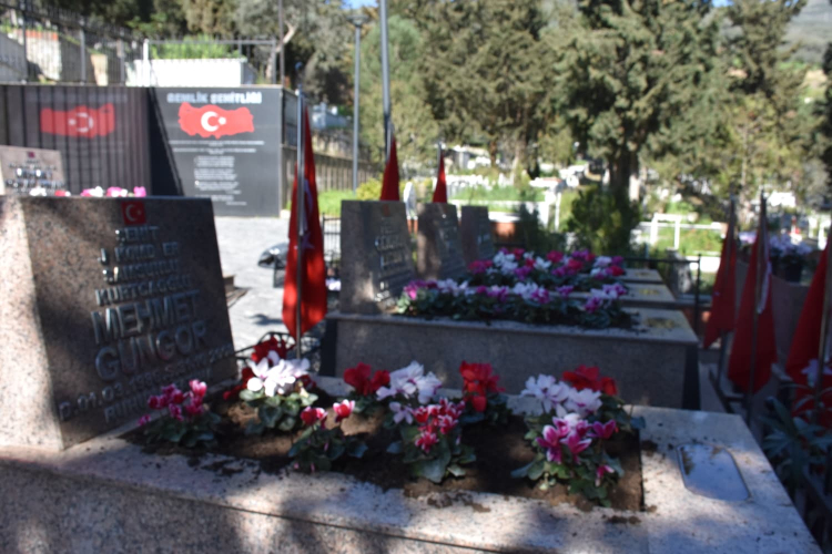 Gemlik Belediyesi Şehitlikte Temizlik ve Peyzaj Çalışması