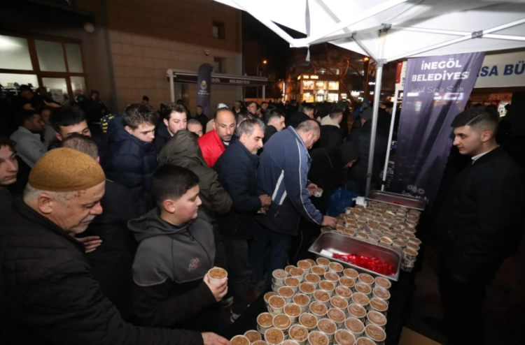 Bursa İnegöl’de İlk Teravih Gecesi Manevi Atmosferde