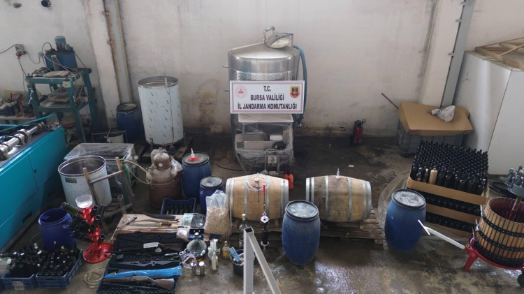 Bursa İznik’te Kaçak İçki İmalathanesi Baskını