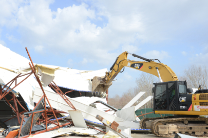 Nilüfer Belediyesi, kaçak yapılarla mücadele kapsamında Ürünlü Mahallesi’nde tespit edilen 3 yapıyı yıktı