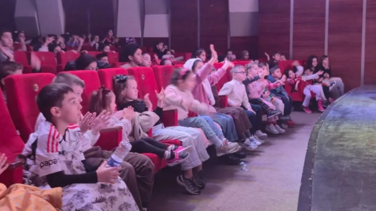 İki Bavul Dolusu Minik Tiyatroseverlerle Buluştu