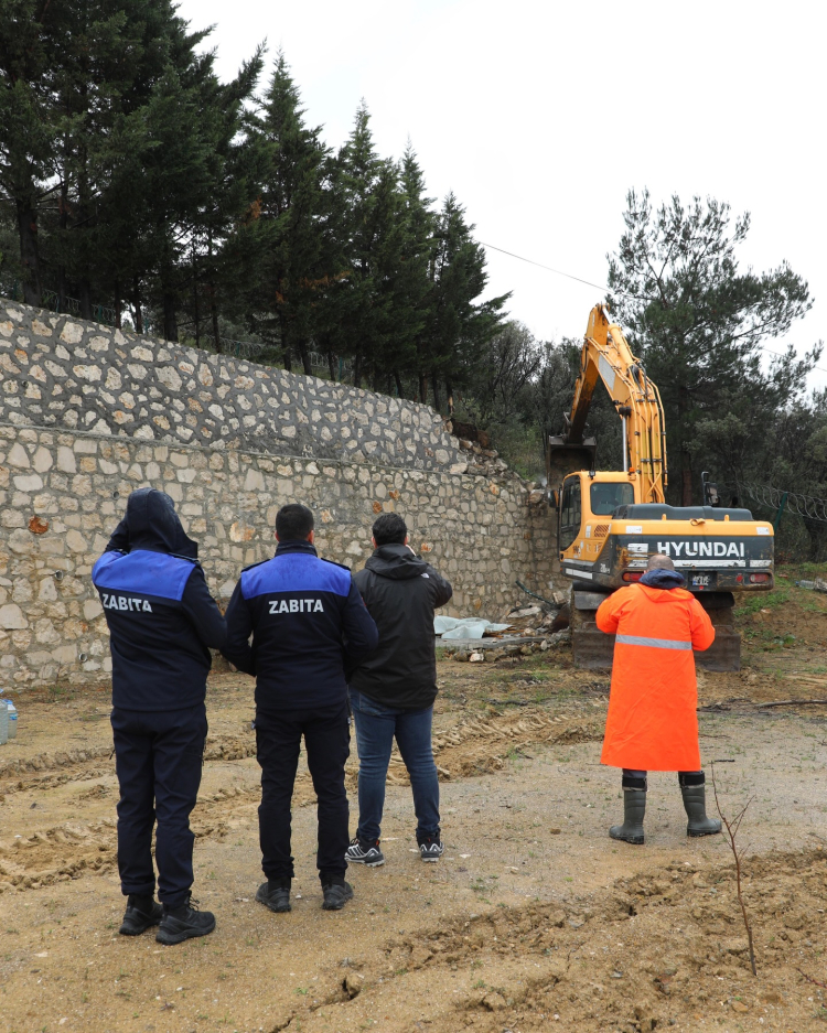 Mudanya'da Zeytinlik Alanda Kaçak Taş Duvara Müdahale