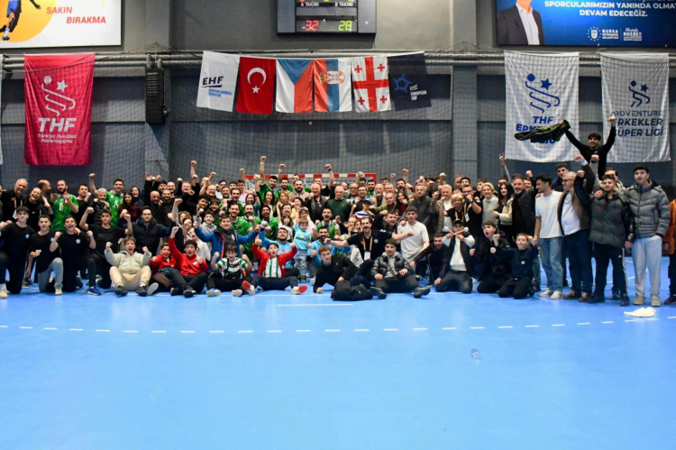 Nilüfer Belediyespor Erkek Hentbol Takımı Avrupa Kupası hedefi doğrultusunda yoluna devam ediyor. İkinci maçta SKKP Handball Brno ile deplasmandan aldığı 29-26 yenilgiyi geri dönüştüren ekip, Bursa’daki mücadelede rakibini 32-28 yenerek tur biletini kazandı. Karşılaşmayı Nilüfer Belediyesi ve kulüp yöneticileri de tribünden takip etti ve takımın yanında oldu.