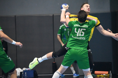 Nilüfer Belediyespor Erkek Hentbol Takımı Avrupa Kupası hedefi doğrultusunda yoluna devam ediyor. İkinci maçta SKKP Handball Brno ile deplasmandan aldığı 29-26 yenilgiyi geri dönüştüren ekip, Bursa’daki mücadelede rakibini 32-28 yenerek tur biletini kazandı. Karşılaşmayı Nilüfer Belediyesi ve kulüp yöneticileri de tribünden takip etti ve takımın yanında oldu.