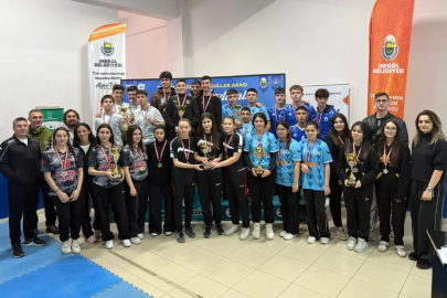 İnegöl Belediyesi ve Milli Eğitim Müdürlüğü iş birliğinde düzenlenen OKS Spor Festivali kapsamında dart branşında heyecan sürüyor