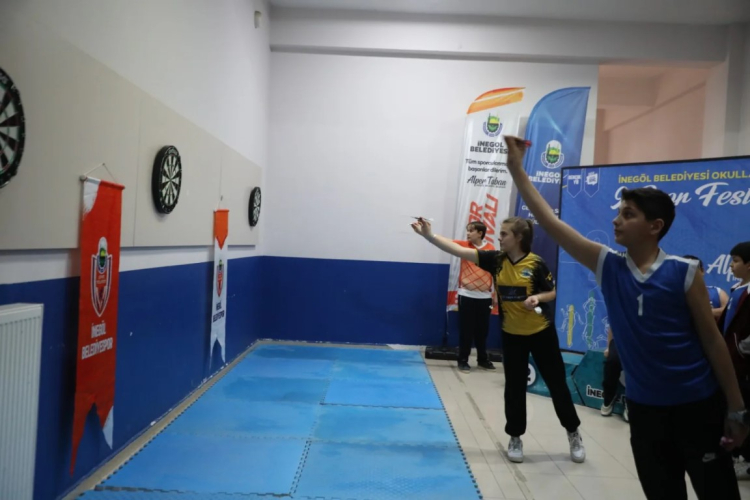İnegöl Belediyesi ve Milli Eğitim Müdürlüğü iş birliğinde düzenlenen OKS Spor Festivali kapsamında dart branşında heyecan sürüyor