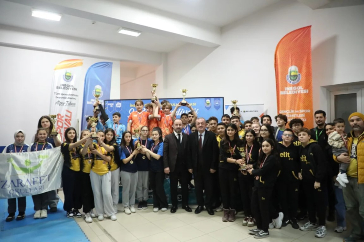 İnegöl Belediyesi ve Milli Eğitim Müdürlüğü iş birliğinde düzenlenen OKS Spor Festivali kapsamında dart branşında heyecan sürüyor