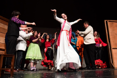 Osmangazi Belediyesi’nin festivalinde sahnelenen Deli Ayten müzikali