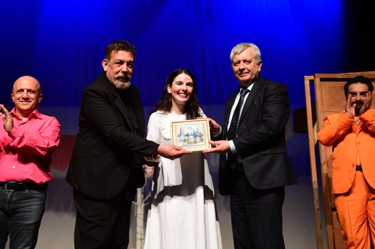 Osmangazi Belediyesi’nin festivalinde sahnelenen Deli Ayten müzikali