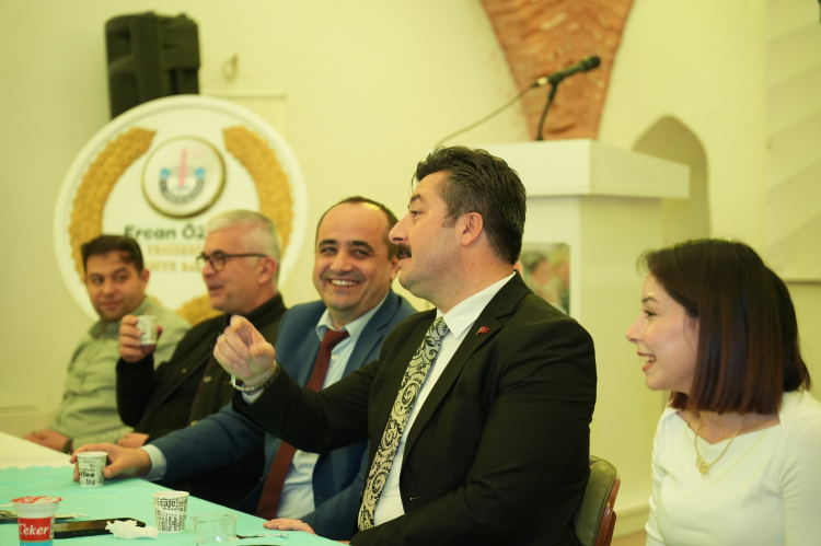 Yenişehir Belediyesi Başkanı Ercan Özel, BUÜ öğrencileriyle iftarla buluştu