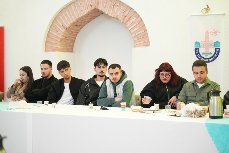 Yenişehir Belediyesi Başkanı Ercan Özel, BUÜ öğrencileriyle iftarla buluştu