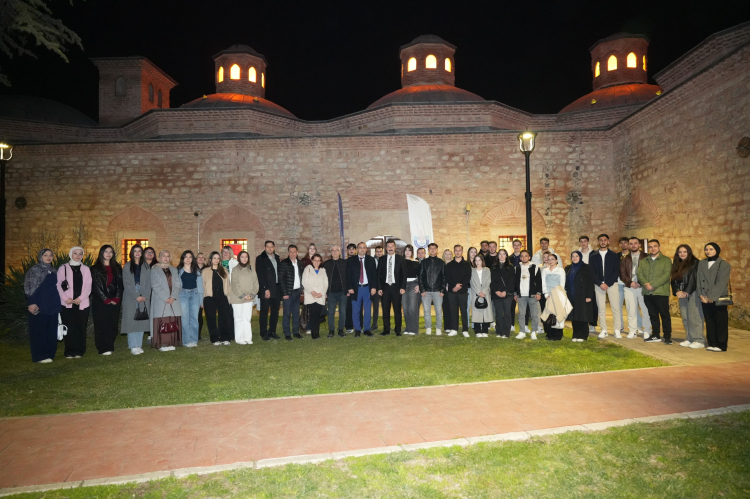 Yenişehir Belediyesi Başkanı Ercan Özel, BUÜ öğrencileriyle iftarla buluştu