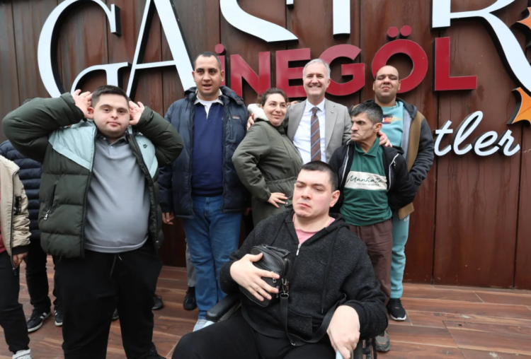 Bursa İnegöl'de Başkan Taban Engelli Öğrencilerle Kahvaltıda