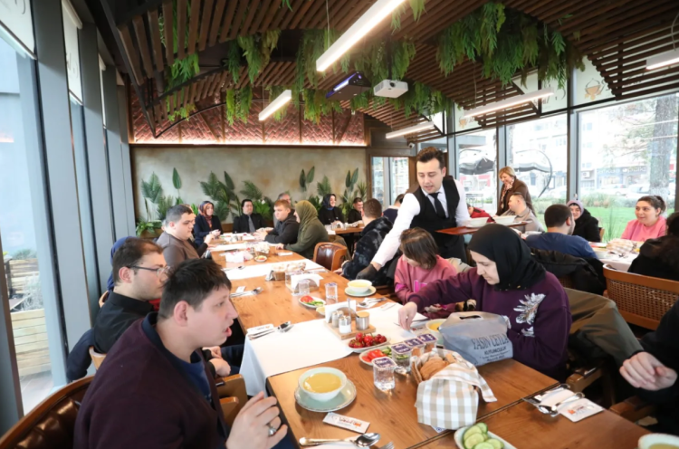 Bursa İnegöl'de Başkan Taban Engelli Öğrencilerle Kahvaltıda