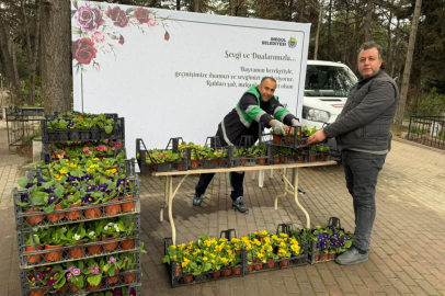 Bursa İnegöl’de Mezarlıklar Çiçek Bahçesine Döndü