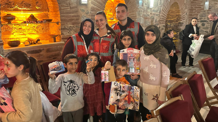 Gemlik Yardım Gönüllüleri Derneği ile Bursa Kanser Derneği iş birliğinde özel çocuklarımız için iftar задум