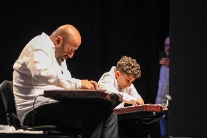 Konserde Kanun Sanatçısı Aytaç Doğan ve Torunu Şöleni