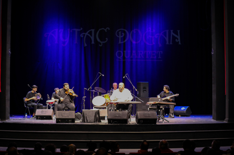 Konserde Kanun Sanatçısı Aytaç Doğan ve Torunu Şöleni