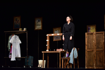 Yan Rol oyunu sahnede izleyiciyi kendi hayatının içindeki rollerle buluşturuyor