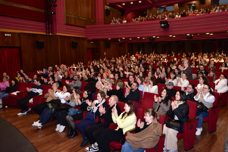 Yan Rol oyunu sahnede izleyiciyi kendi hayatının içindeki rollerle buluşturuyor