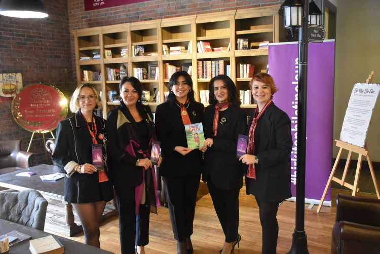 Bir Kitap Biletin Olsun Topluluğu ile kurulan kütüphane açılışı