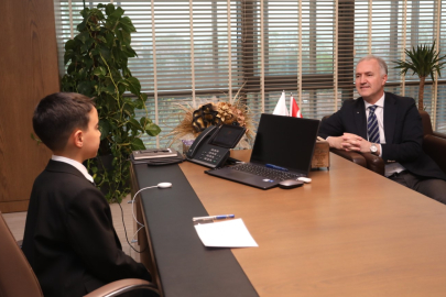 İnegöl’de 23 Nisan kutlamaları kapsamında çocuklar temsili olarak belediye başkanlığı görevini devraldı