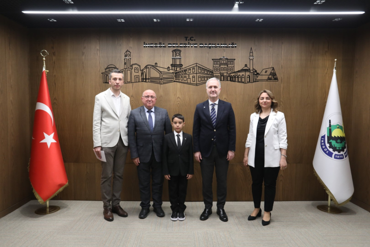 İnegöl’de 23 Nisan kutlamaları kapsamında çocuklar temsili olarak belediye başkanlığı görevini devraldı