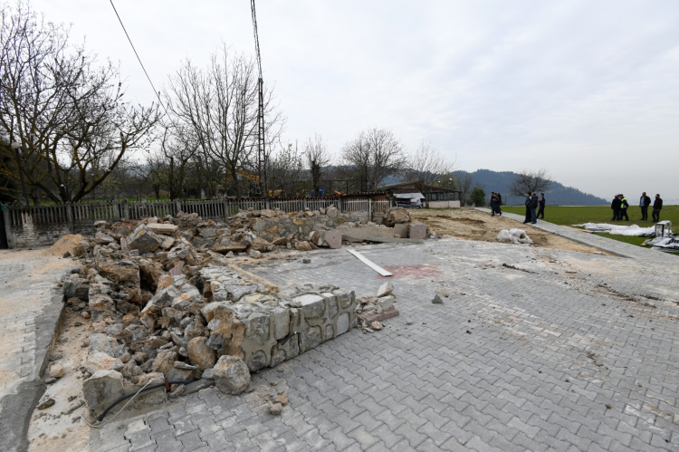 Osmangazi Belediyesi denetimlerinde taş duvarlar yıkıldı