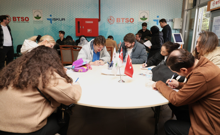 Bursa Osmangazi’de vatandaşlar istihdam buluşmalarıyla iş sahibi oluyor