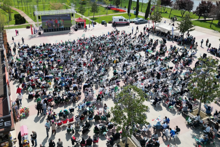 Bursa Büyükşehir Belediyesi Dev Ekranlar ve Halk Kutlaması
