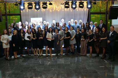 Çek çatısı altındaki eğitim kurumları ve çalışanlar için düzenlenen özel akşam