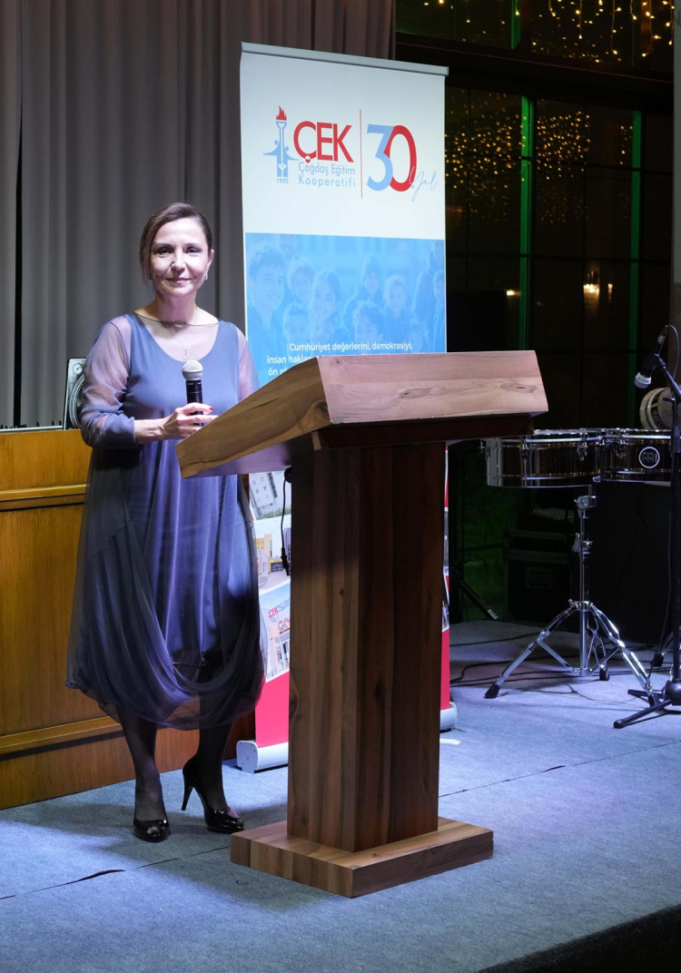 Çek çatısı altındaki eğitim kurumları ve çalışanlar için düzenlenen özel akşam