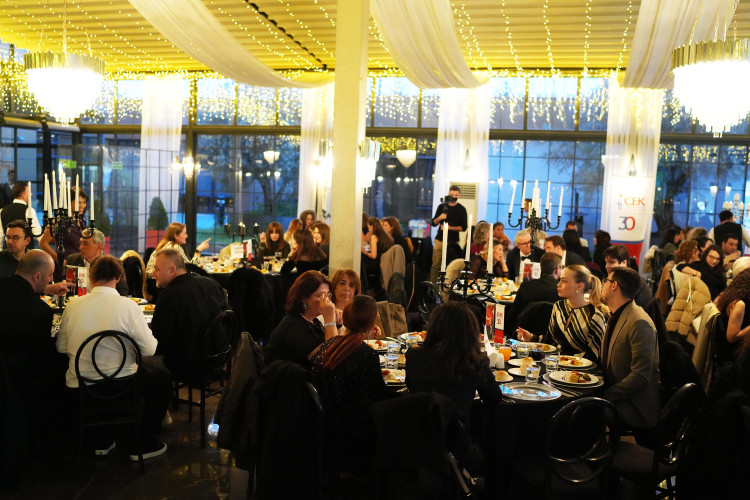 Çek çatısı altındaki eğitim kurumları ve çalışanlar için düzenlenen özel akşam