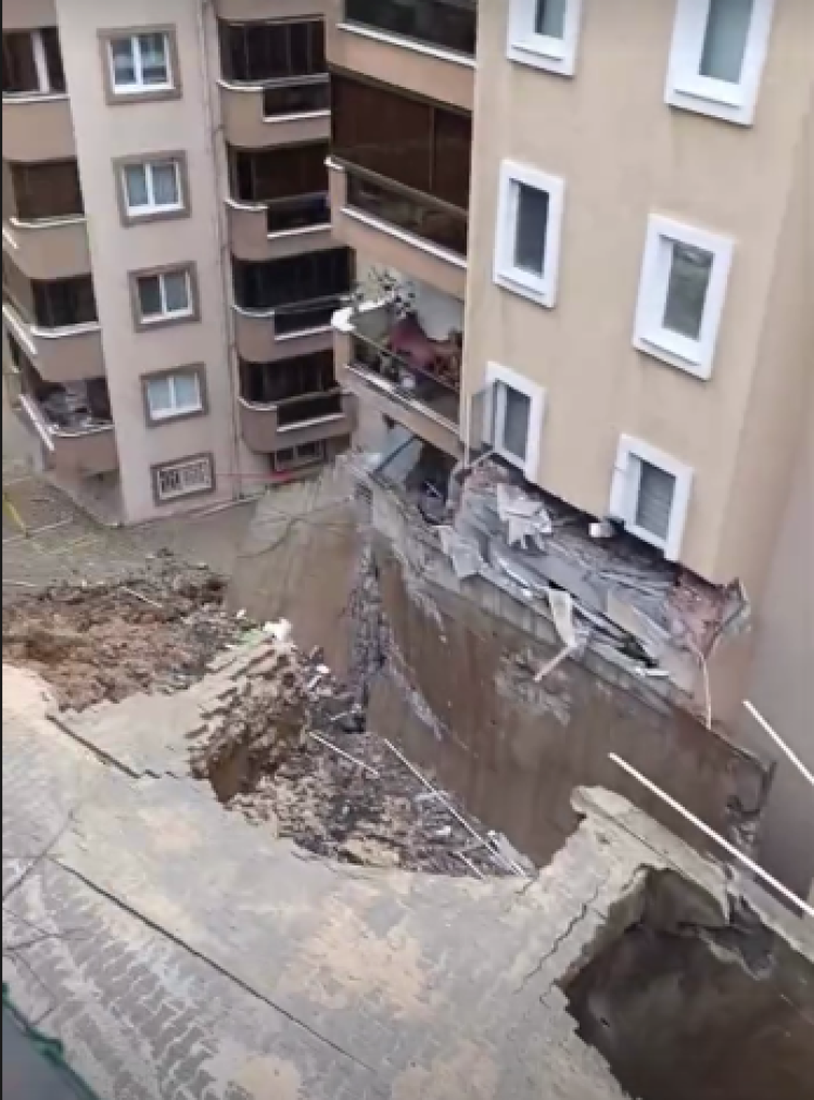 Mudanya Halitpaşa'da İstinat Duvarı Çöktü; 2 Daire Tahliye Edildi