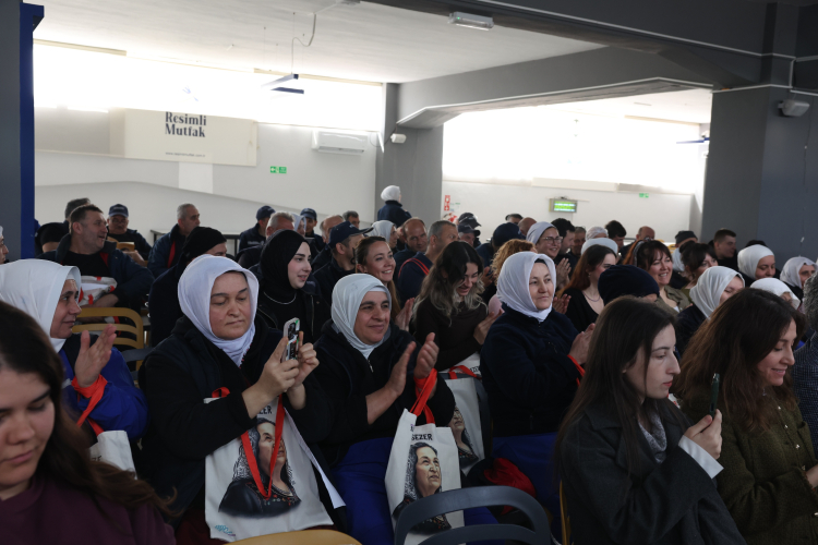 Nilüfer'de Nezaket Erden ve Sennur Sezer Şiirlerini Okudu